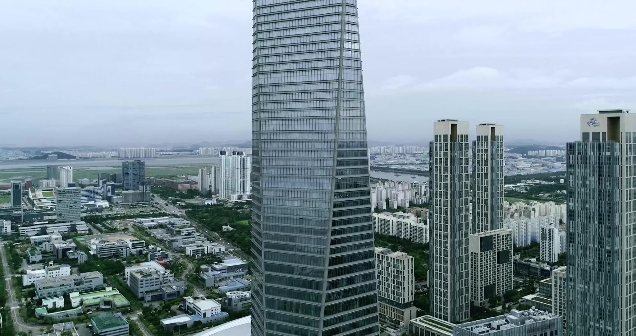 摩天大楼或多层建筑在发达国家的航空视图视频的预览图