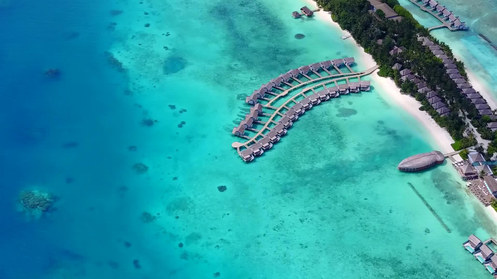 白透明水为背景的白沙海岸线海滩冒险无人机空中景观视频的预览图