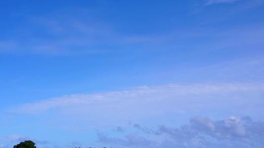 蓝色环礁湖和白色海滩背景的完美海湾海滩冒险在空中观看视频的预览图