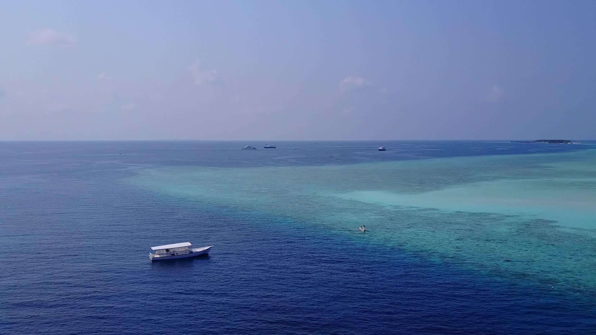 热带环礁湖海滩时间以蓝色海洋和白色沙沙为背景视频的预览图