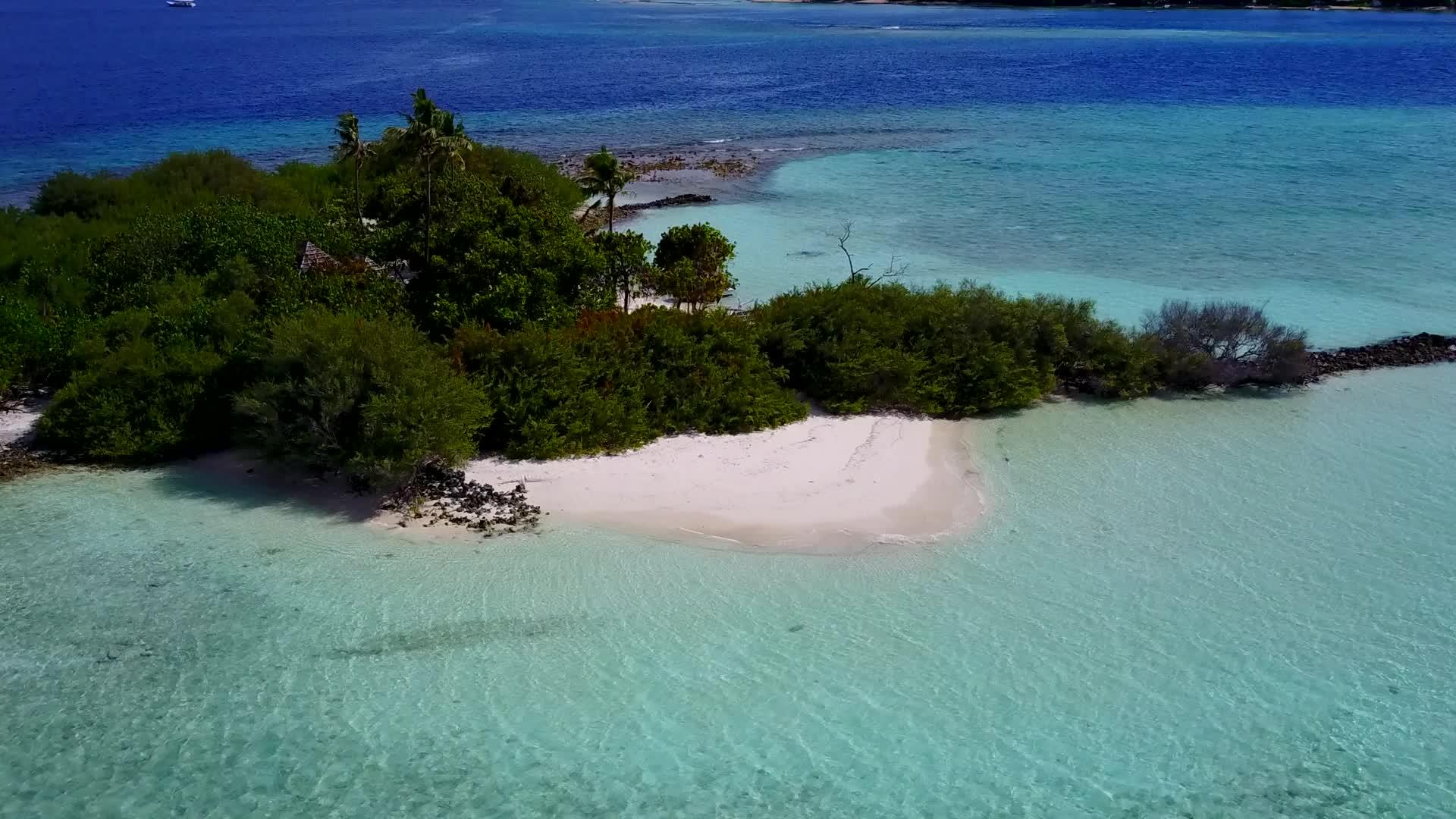 打破海滩的美丽度假胜地有蓝色的环礁湖和干净的沙土背景视频的预览图