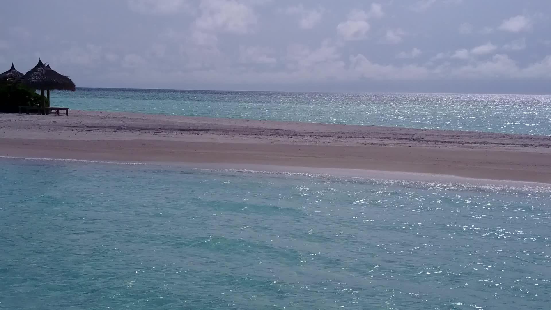 蓝绿色泻湖和白沙背景的豪华海景海滩之旅无人机在空中视频的预览图
