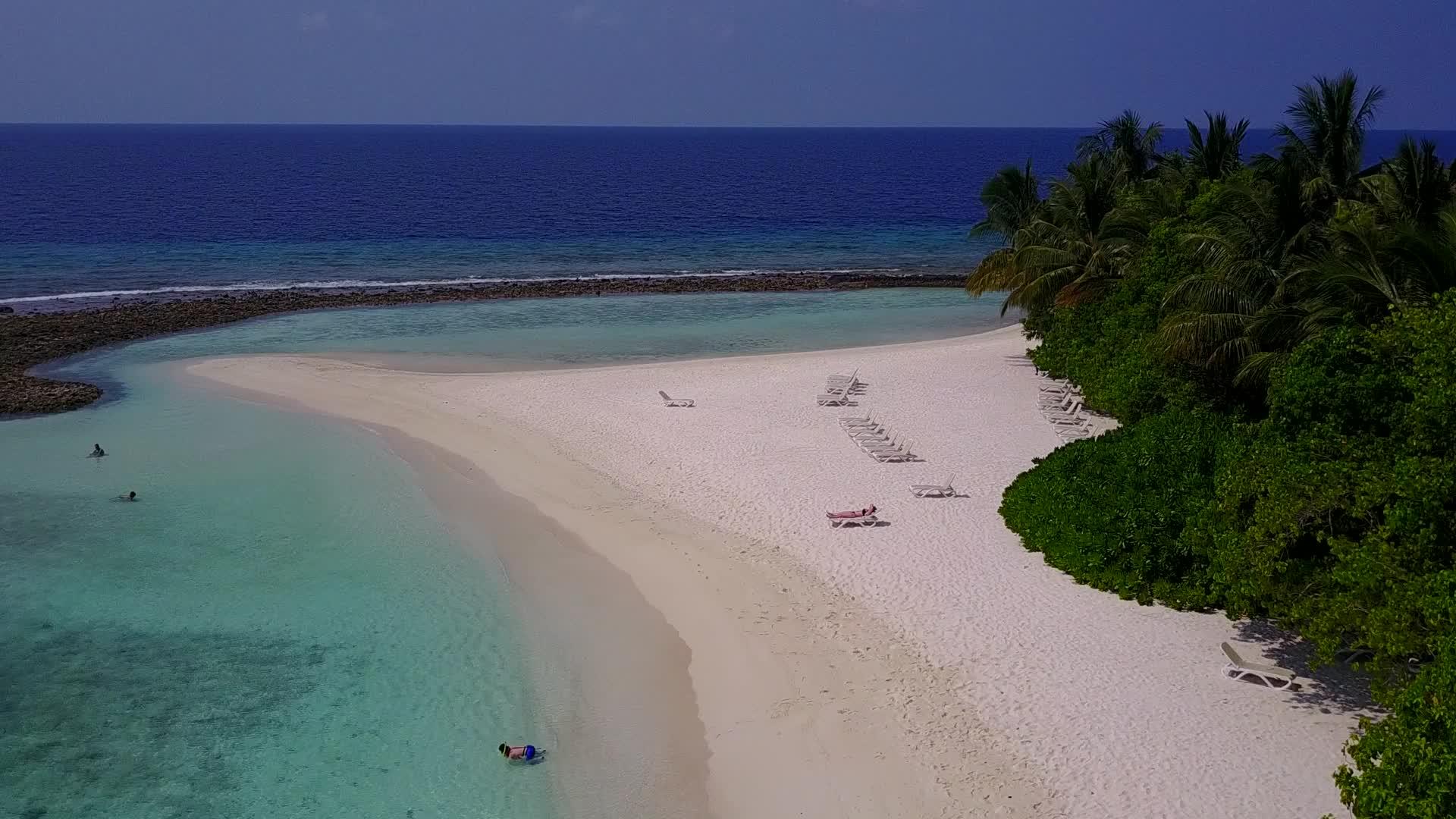 蓝色的海洋和白色的海滩在热带岛屿海滩的天空中飞行视频的预览图
