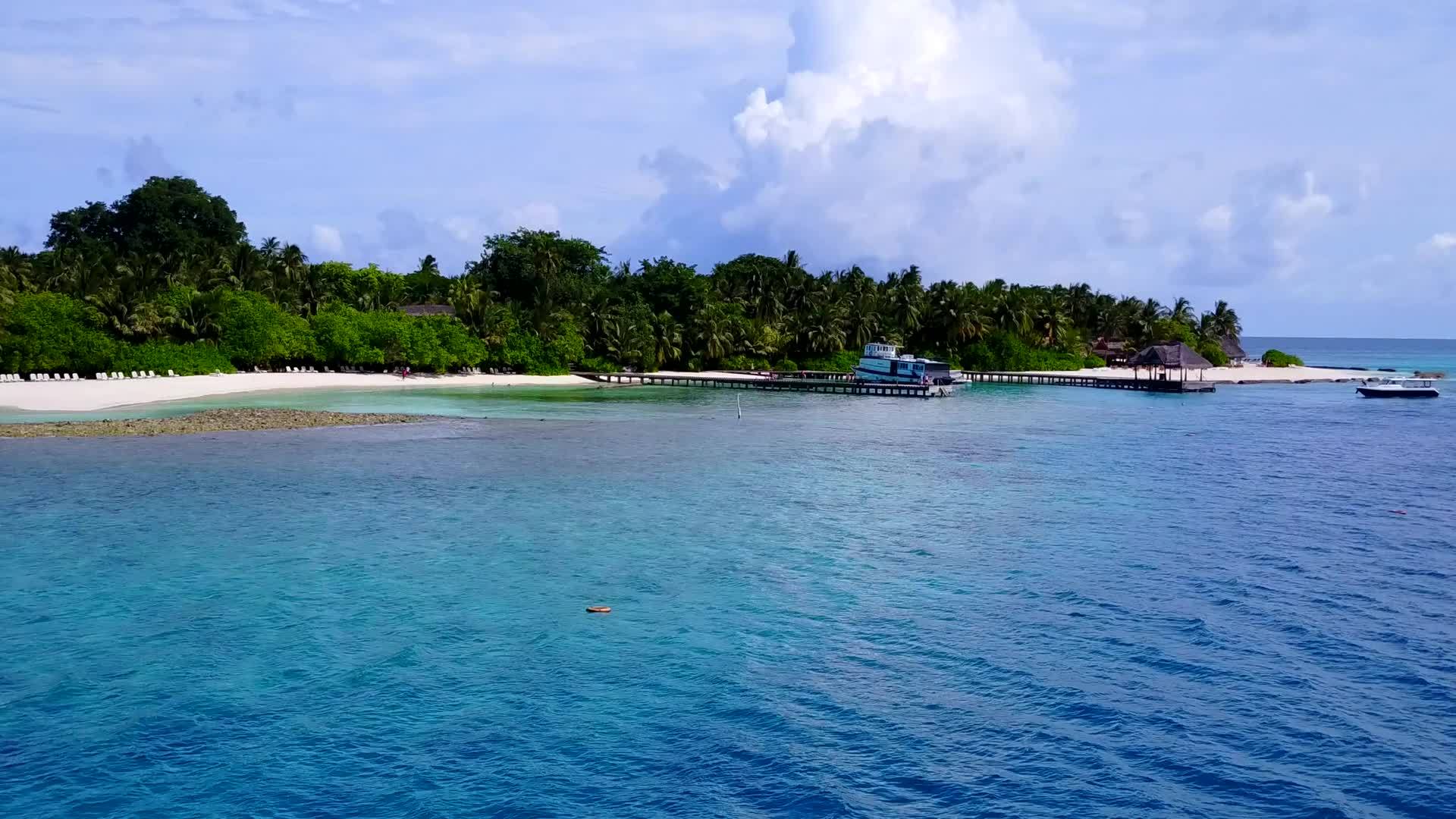 绿松石海洋和明亮的沙质背景田园诗般的岛屿海滩之旅视频的预览图