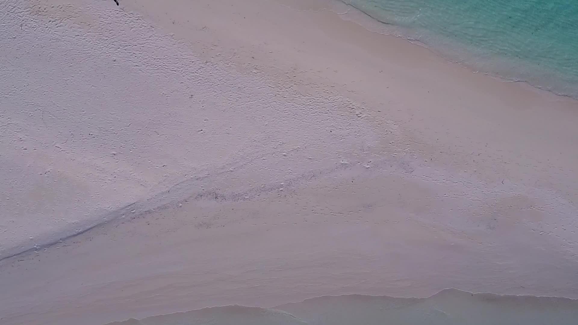 蓝海白沙背景外国度假海滩度假无人机空中全景视频的预览图