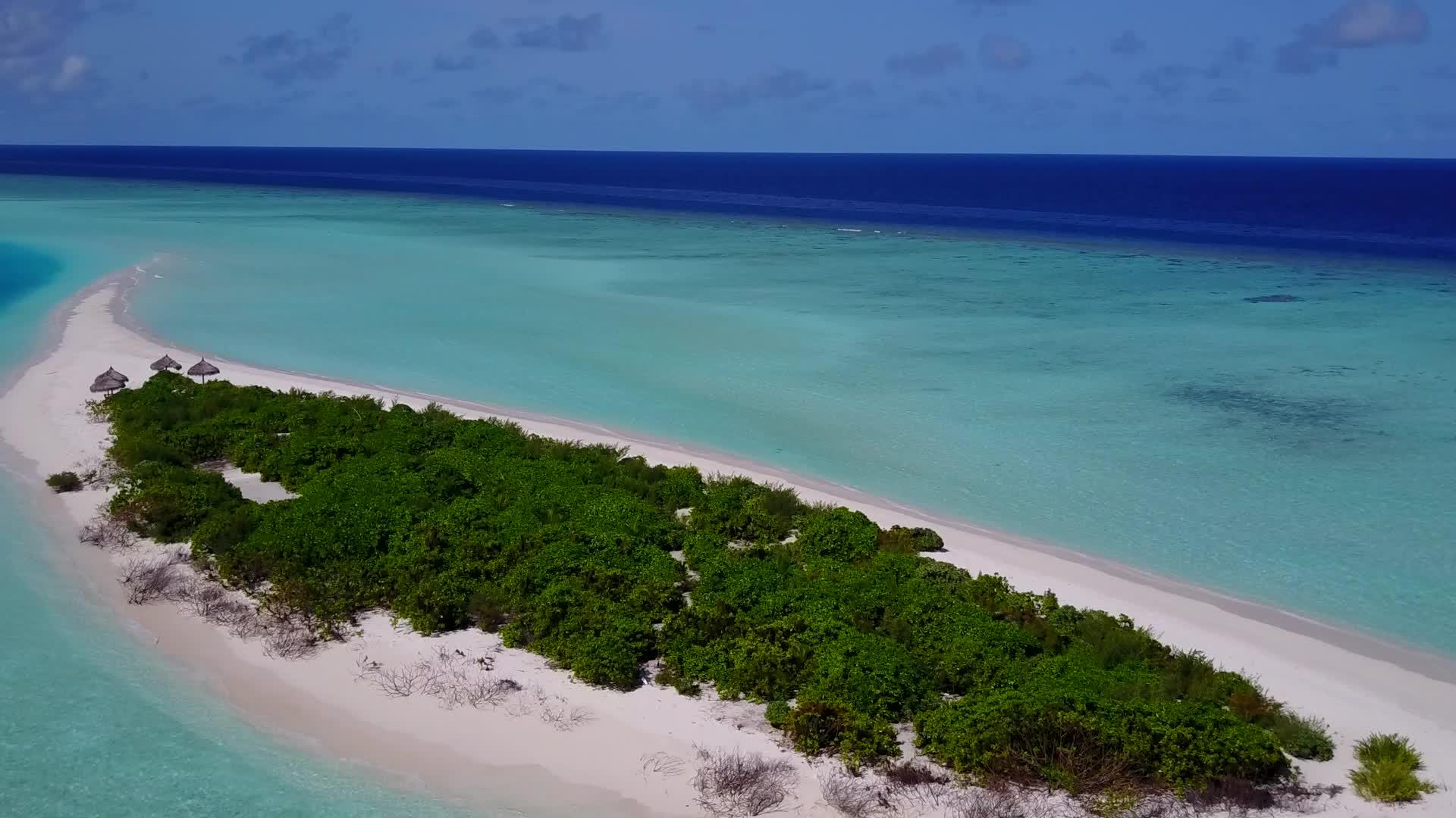 热带岛屿海滩经过蓝海和白色沙底蓝海旅游热带岛屿空中无人驾驶视频的预览图