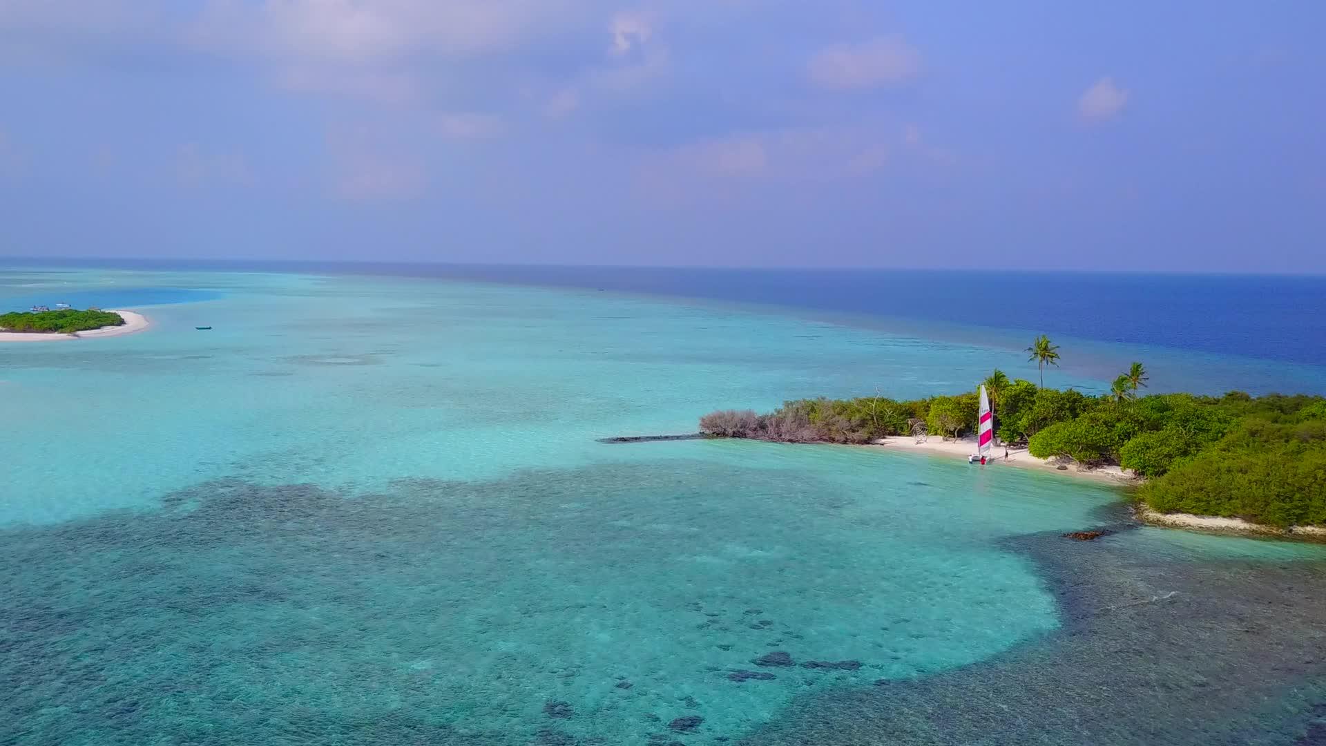 水蓝色海洋和白色海滩背景下田园诗般的海景海滩冒险视频的预览图
