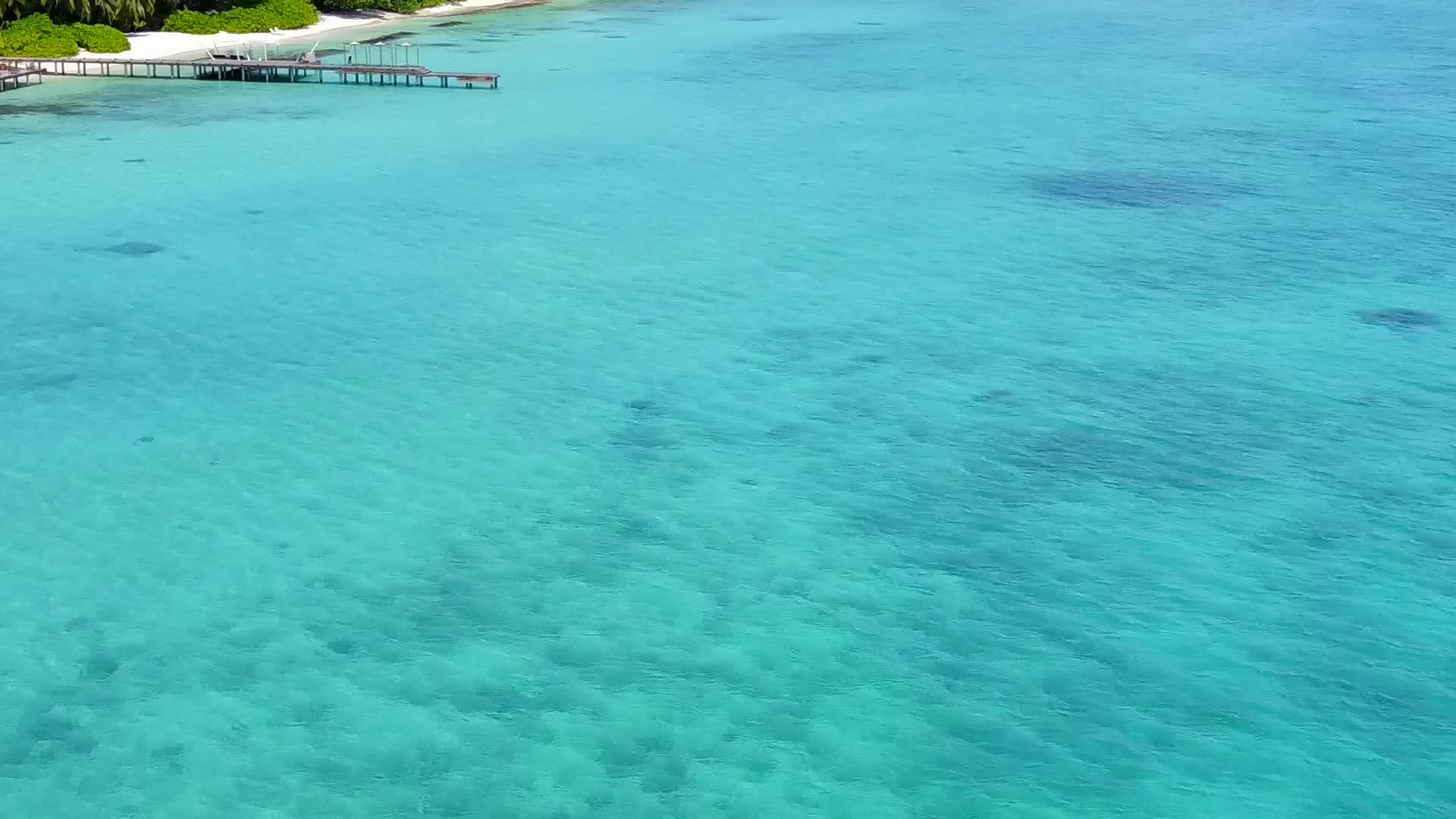 蓝色海洋和白色海滩背景的海滨航程在空中观察奇怪的海岸线视频的预览图