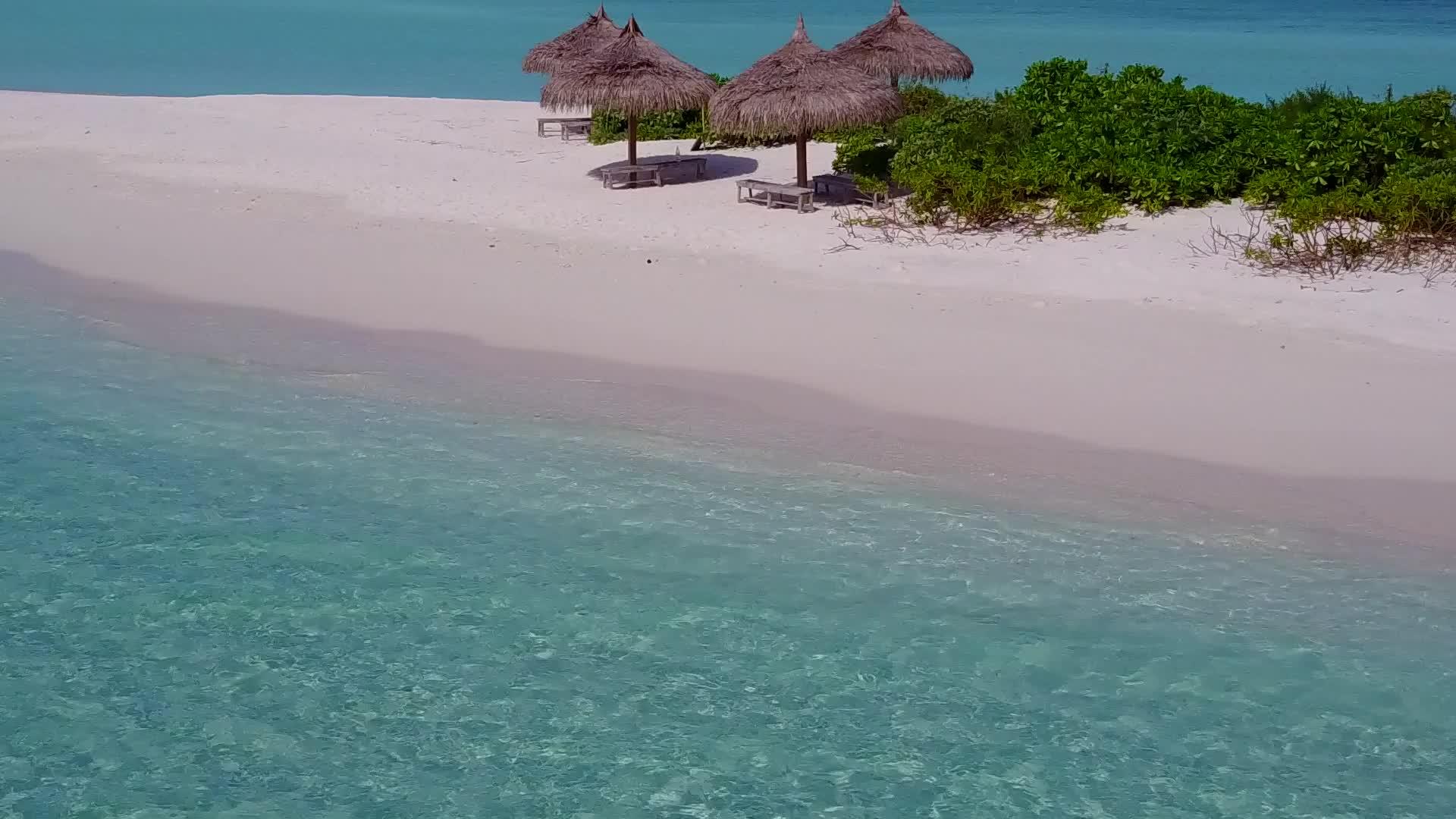 由白色沙滩和清澈的海洋组成的海滩视频的预览图