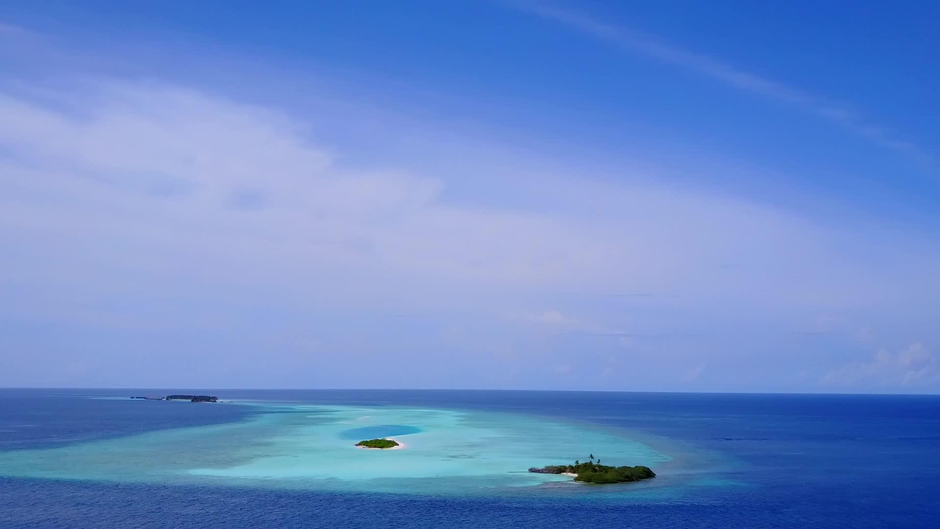 蓝色的绿水和明亮的沙底蓝色的海洋度假度假度假的背景视频的预览图