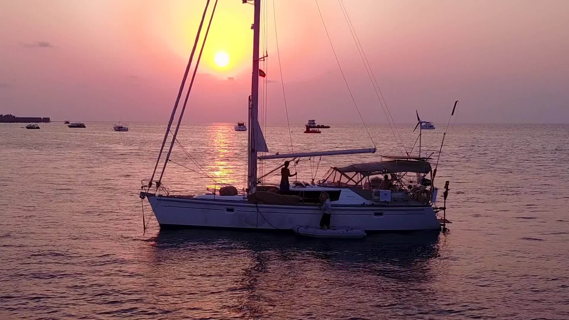 白沙背景绿松石海岸海滩空中无人机全景视频的预览图