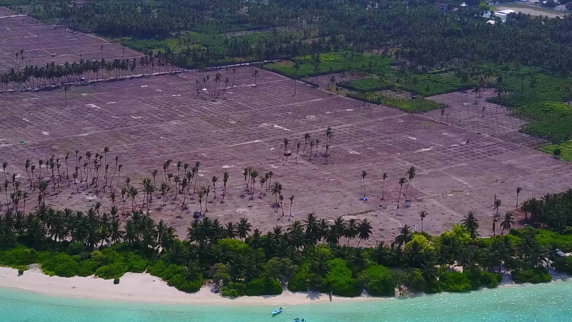 宁静的海岸线海平面以蓝色的水面环礁湖和浅沙的背景打破了海滩视频的预览图
