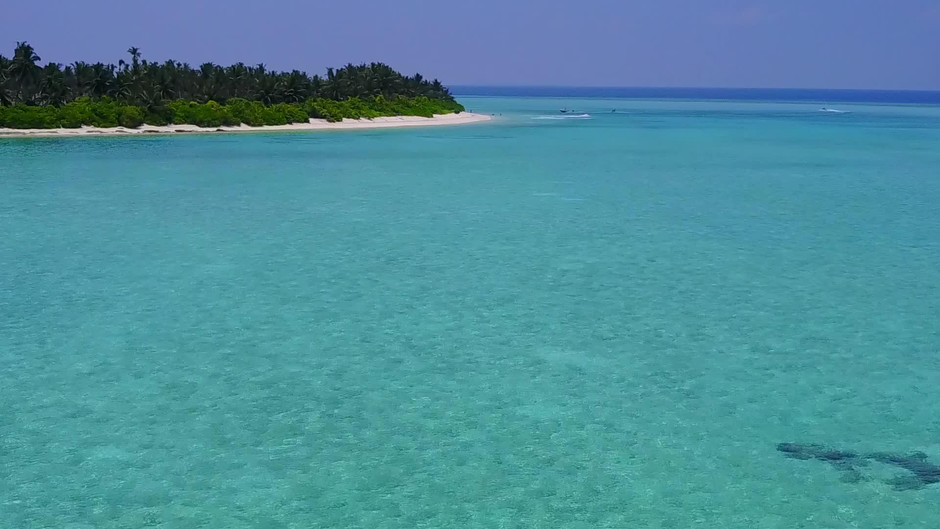 热带海滩度假蓝色海洋和白色沙尘背景视频的预览图