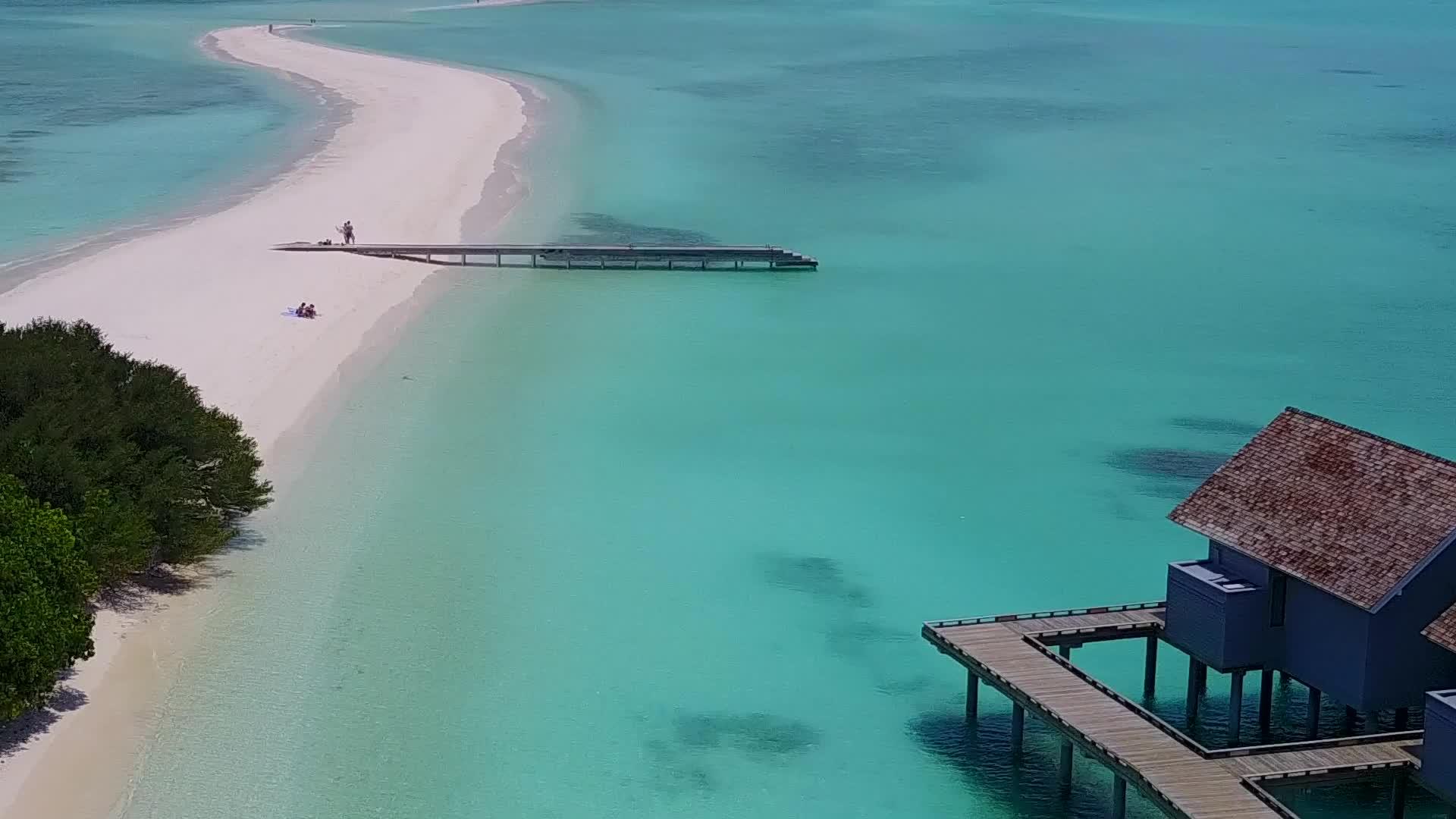 热带海岸线在蓝水和白沙的背景下视频的预览图