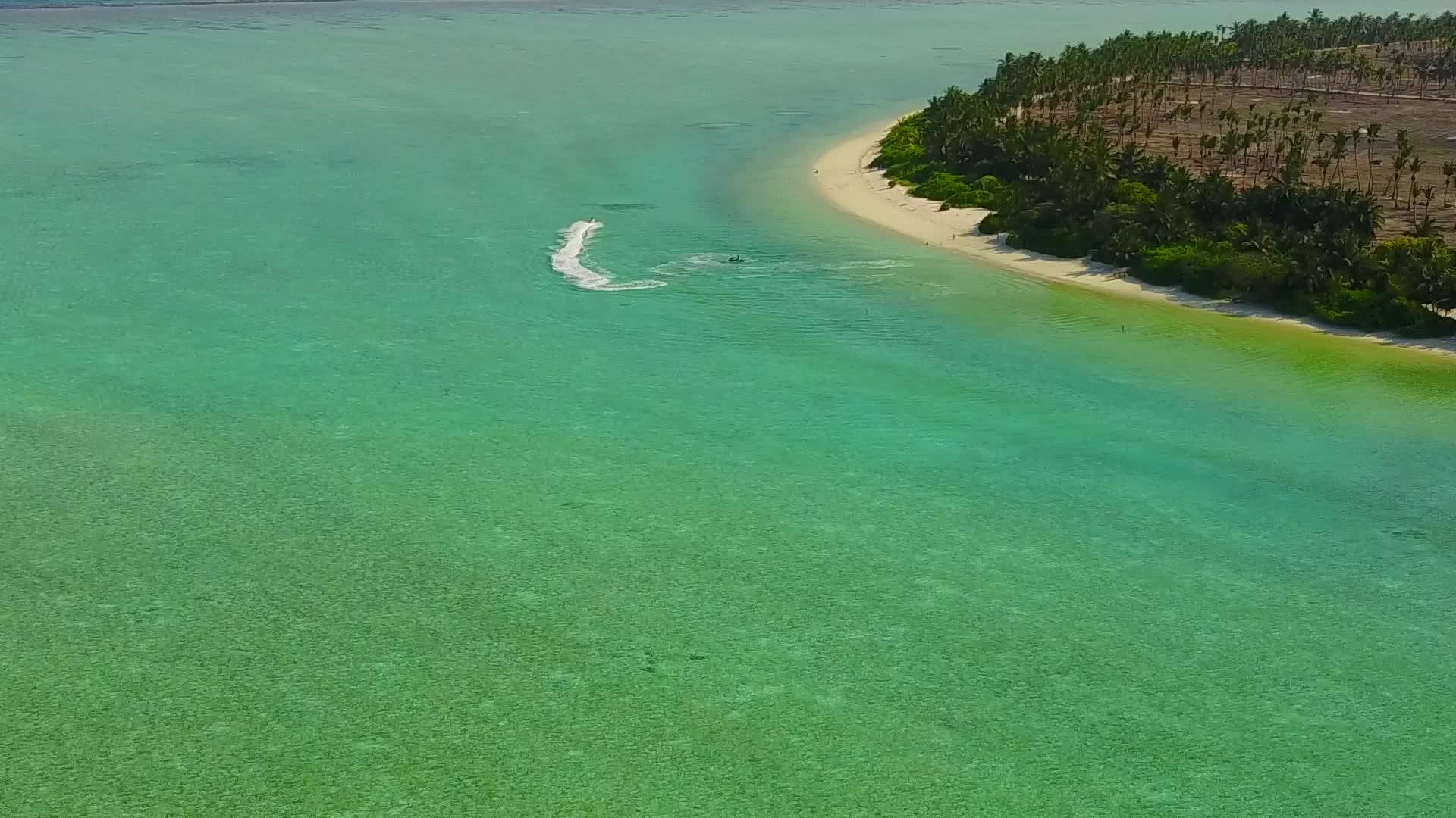 美丽的海湾海滨之旅的空中无人驾驶飞机性质来自水蓝色的海洋视频的预览图