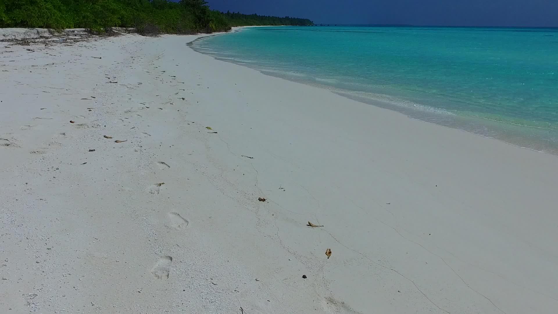 白沙背景浅海美丽海景海滩时间空中无人机景观视频的预览图