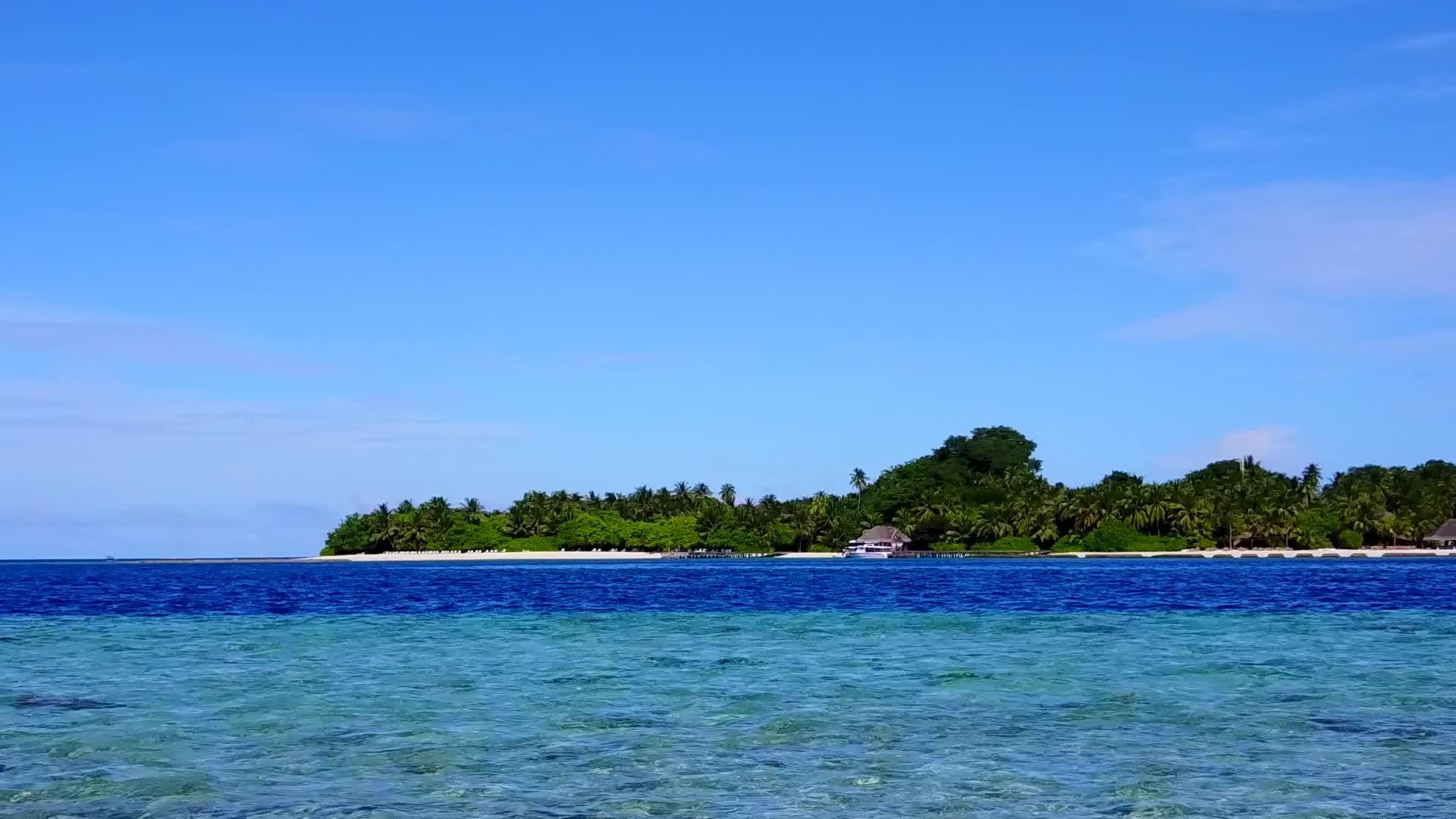 白沙背景蓝海休闲度假海滩空中无人机海景视频的预览图
