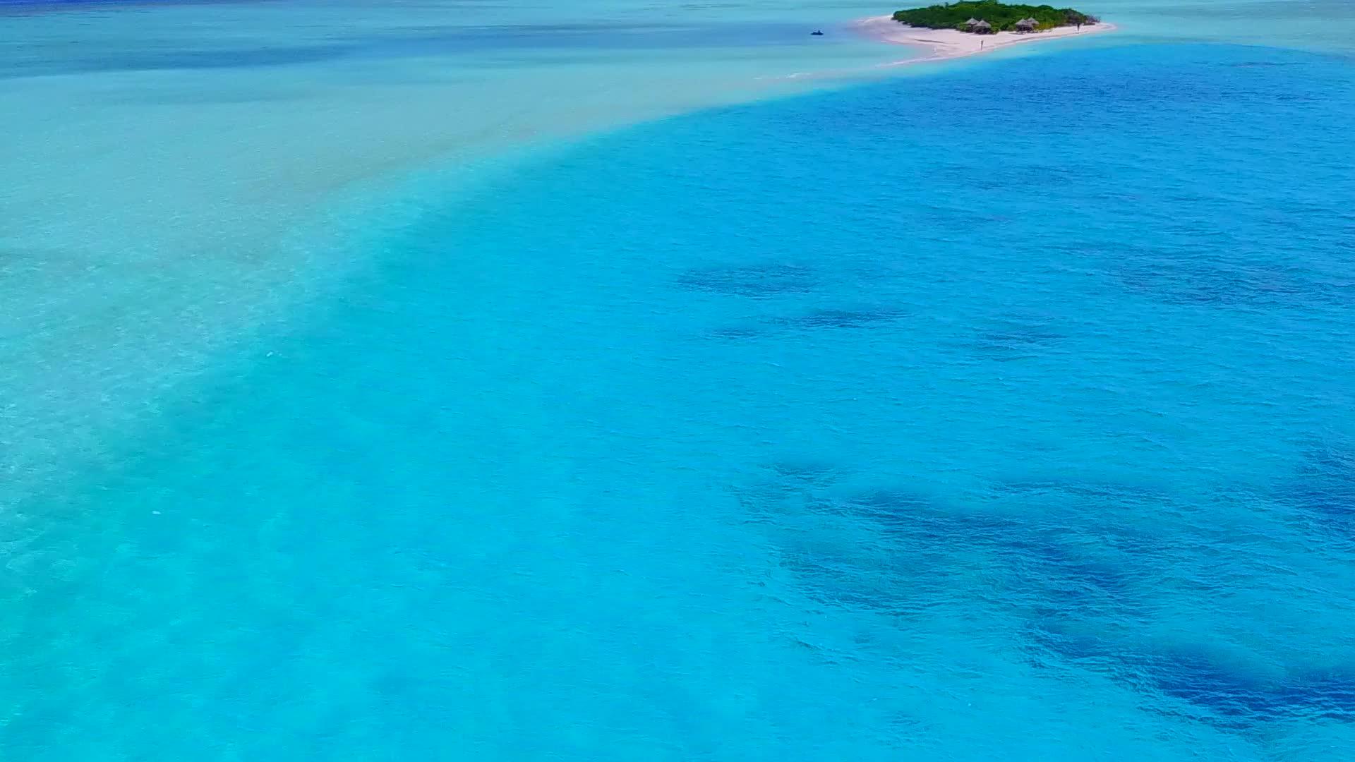 白沙背景水蓝色海洋宁静海滩度假无人机空中全景视频的预览图