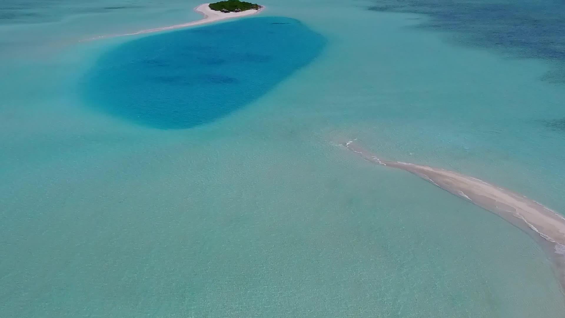 以白沙为背景的海蓝水在空中探索豪华海滩视频的预览图