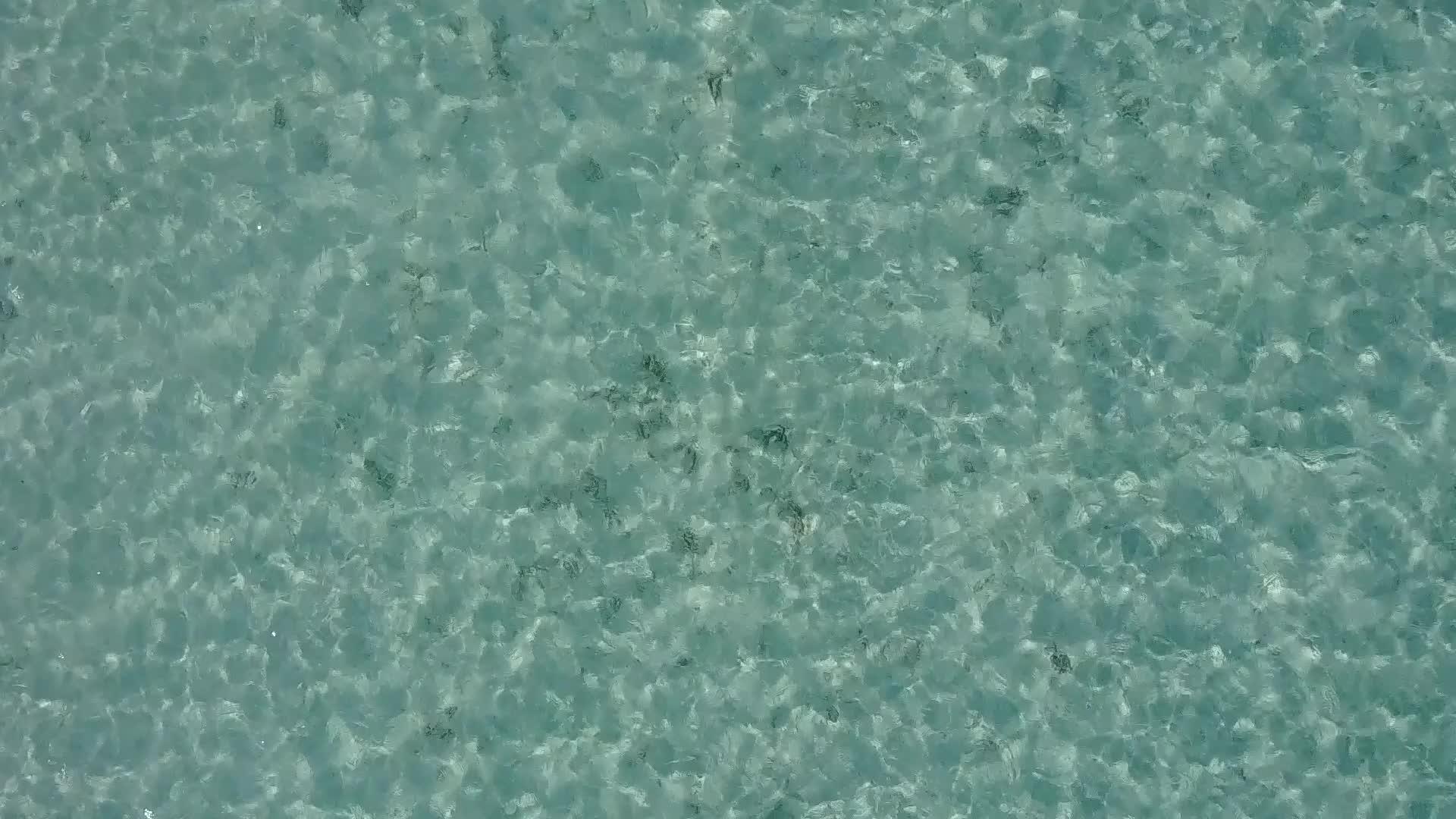 开放度假海滩的空中无人驾驶飞机景观由透明的海洋组成视频的预览图