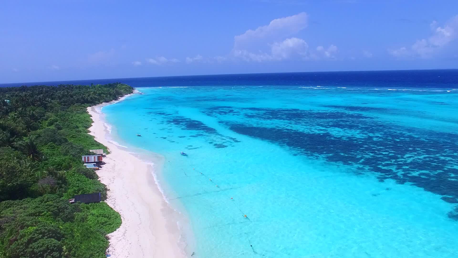 观察蓝色环礁湖和白色滩的背景下观察热带度假胜地海滩时间视频的预览图