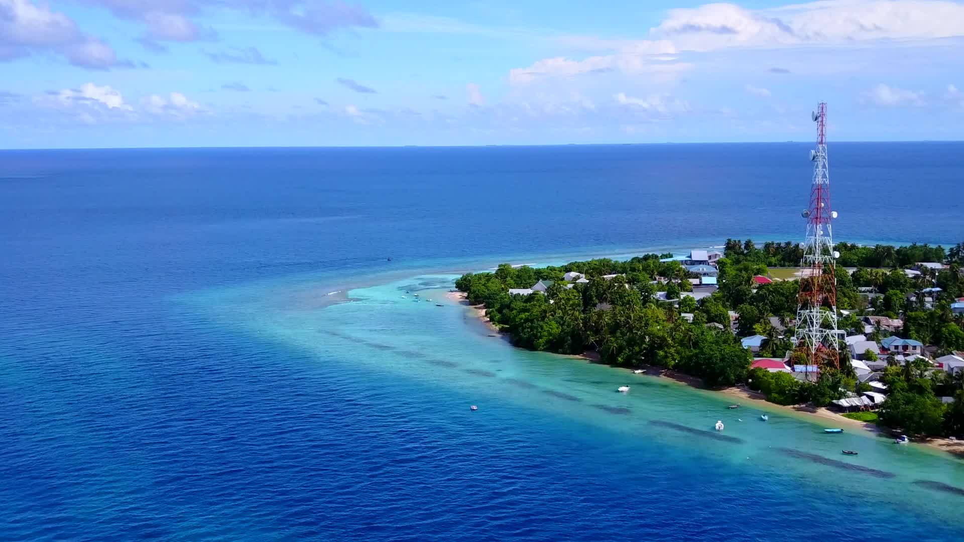 热带岛屿海滩通过蓝海和白色沙底蓝海旅行的性质是无人驾驶的视频的预览图