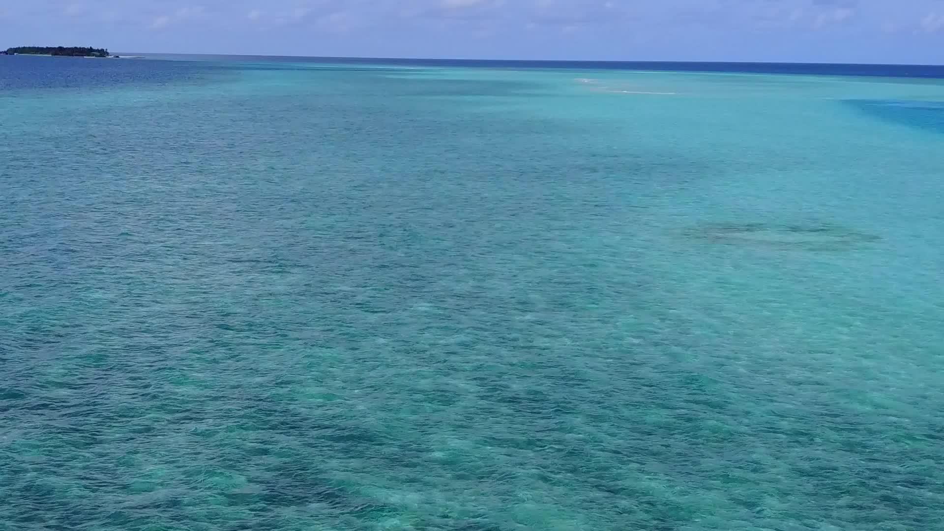 在蓝海和白沙的背景下天堂海景海滩度假的无人机性质视频的预览图