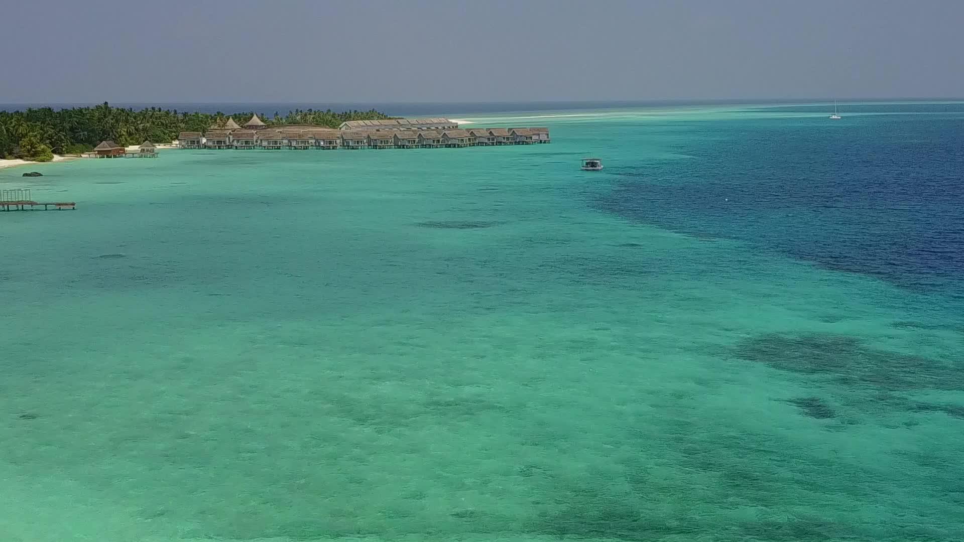天堂湾海滩时间的自然性质以蓝水和浅沙的背景来看待视频的预览图