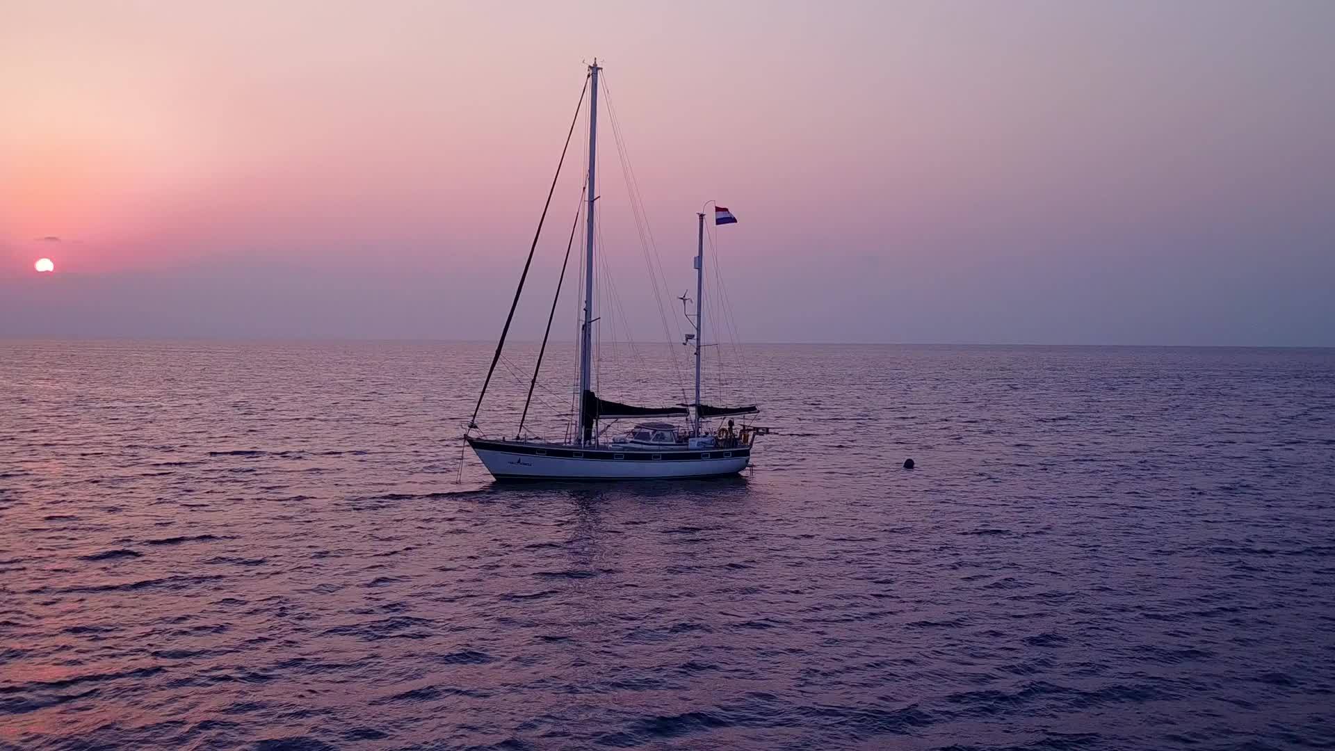 以浅沙为背景的蓝水可以看到奇怪的海岸海滩时间的天空视频的预览图