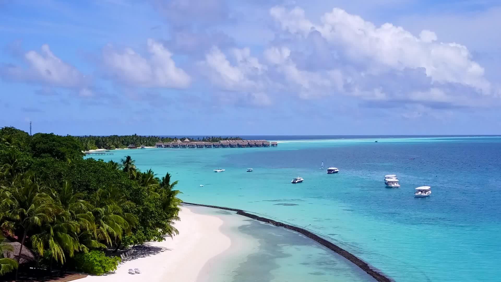 观察环礁湖和白色沙滩背景清晰的热带岛屿海滩之旅视频的预览图