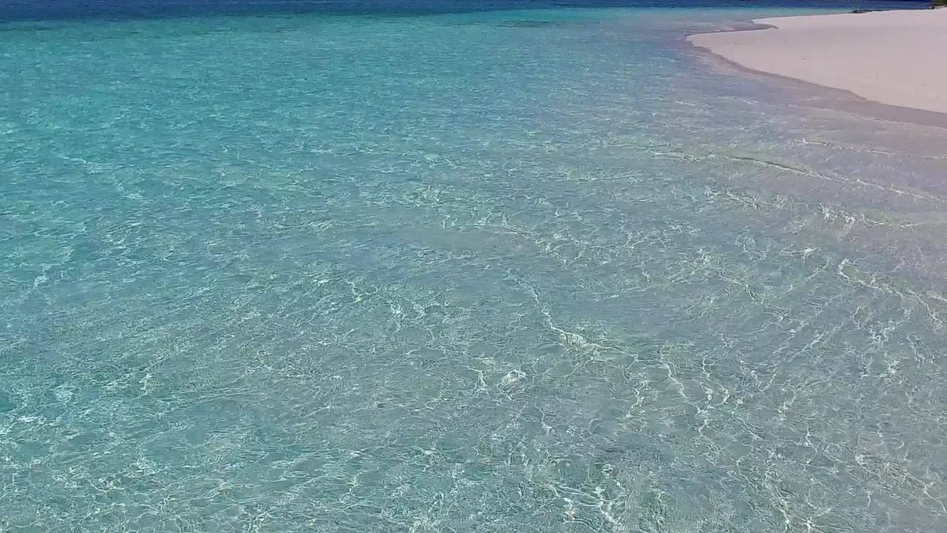 由白色沙滩和清澈的海洋组成的海滩视频的预览图