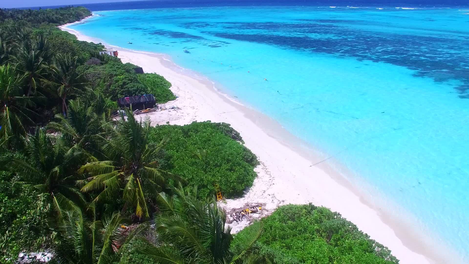 蓝色的水和浅沙背景平静的环礁湖和海滩旅行视频的预览图