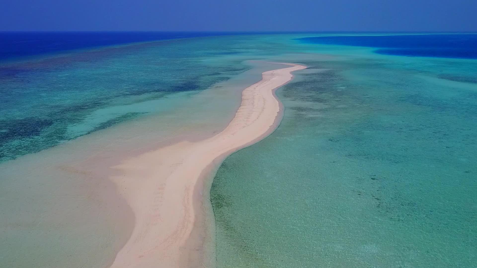 以绿色的水和白色的沙子为背景视频的预览图