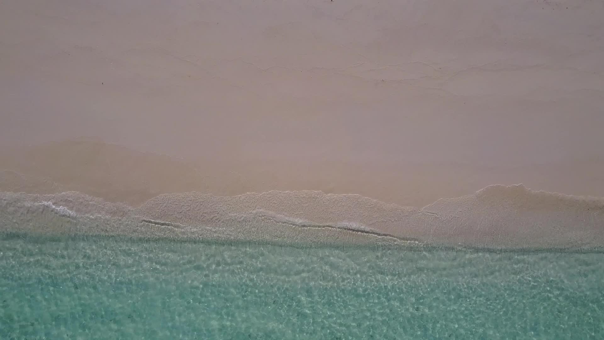 在清水和白沙的背景下空中无人机旅行视频的预览图