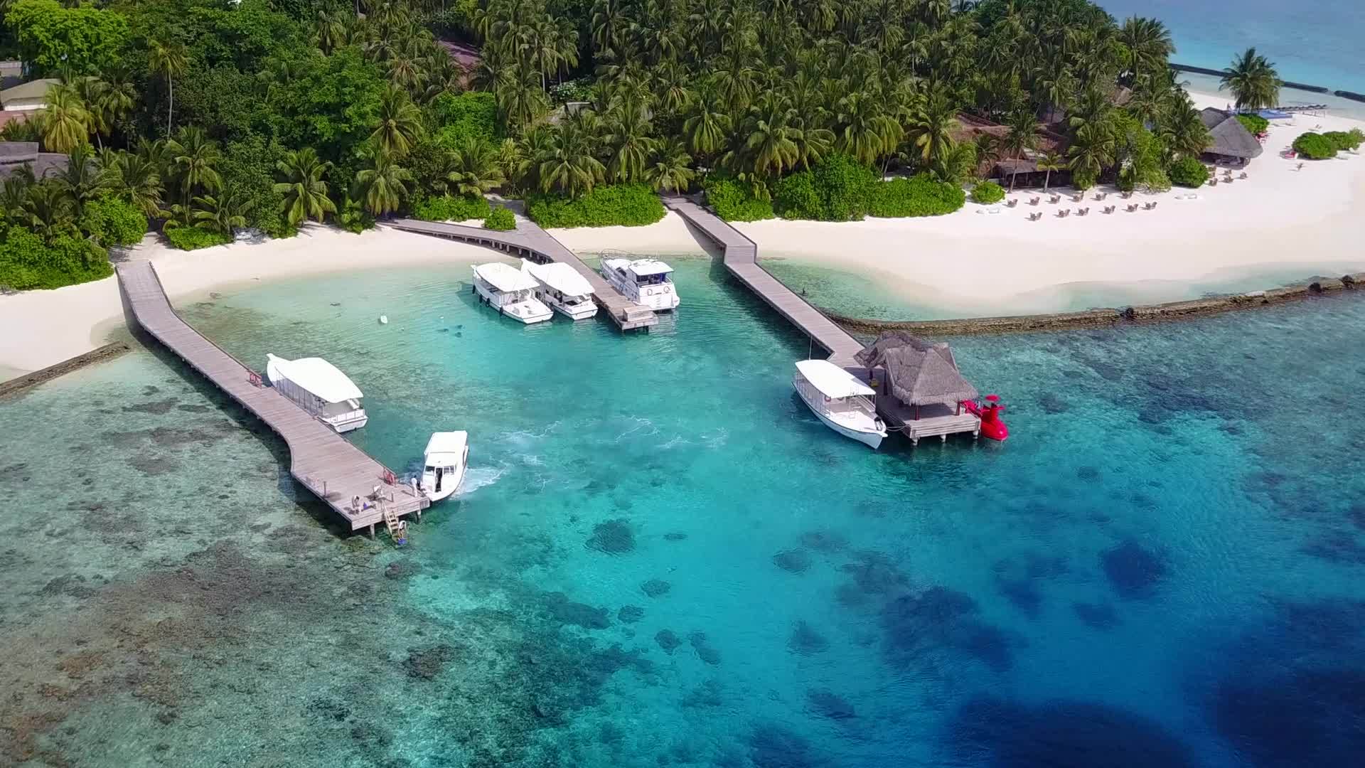 完美的蓝色海洋和白色海滩背景的自然无人驾驶海滩时间视频的预览图