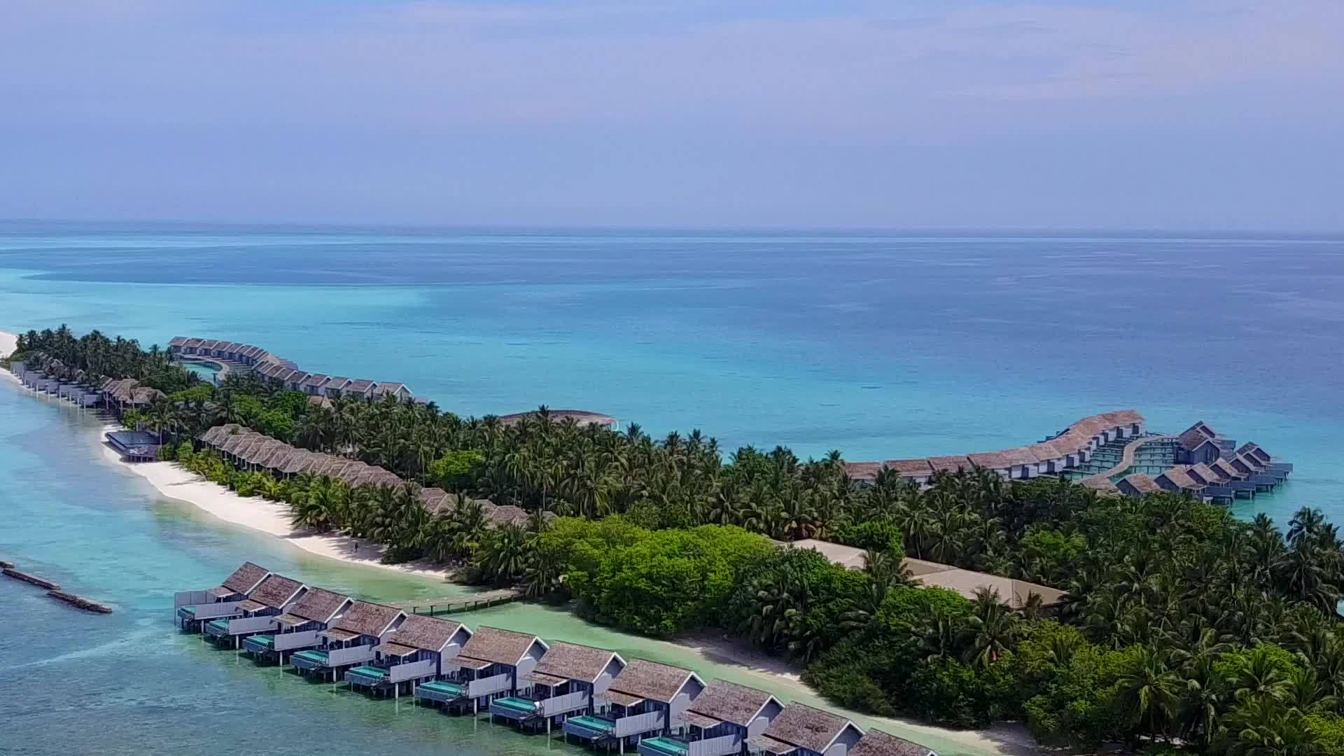 在热带海岸海滩度假海滩度假时使用蓝绿水和浅沙背景飞行视频的预览图