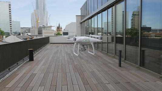 悬浮式无人驾驶飞机和城市建筑视频的预览图