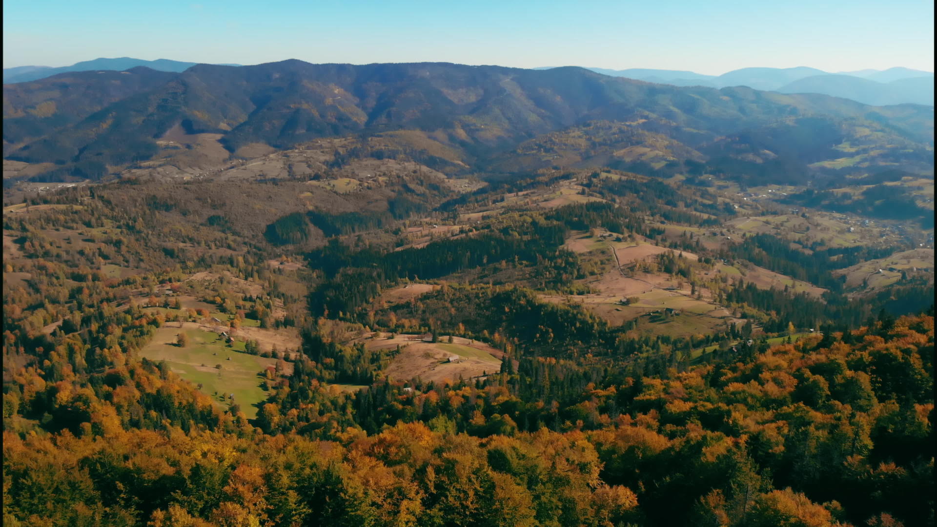 风景山上的空中视图视频的预览图