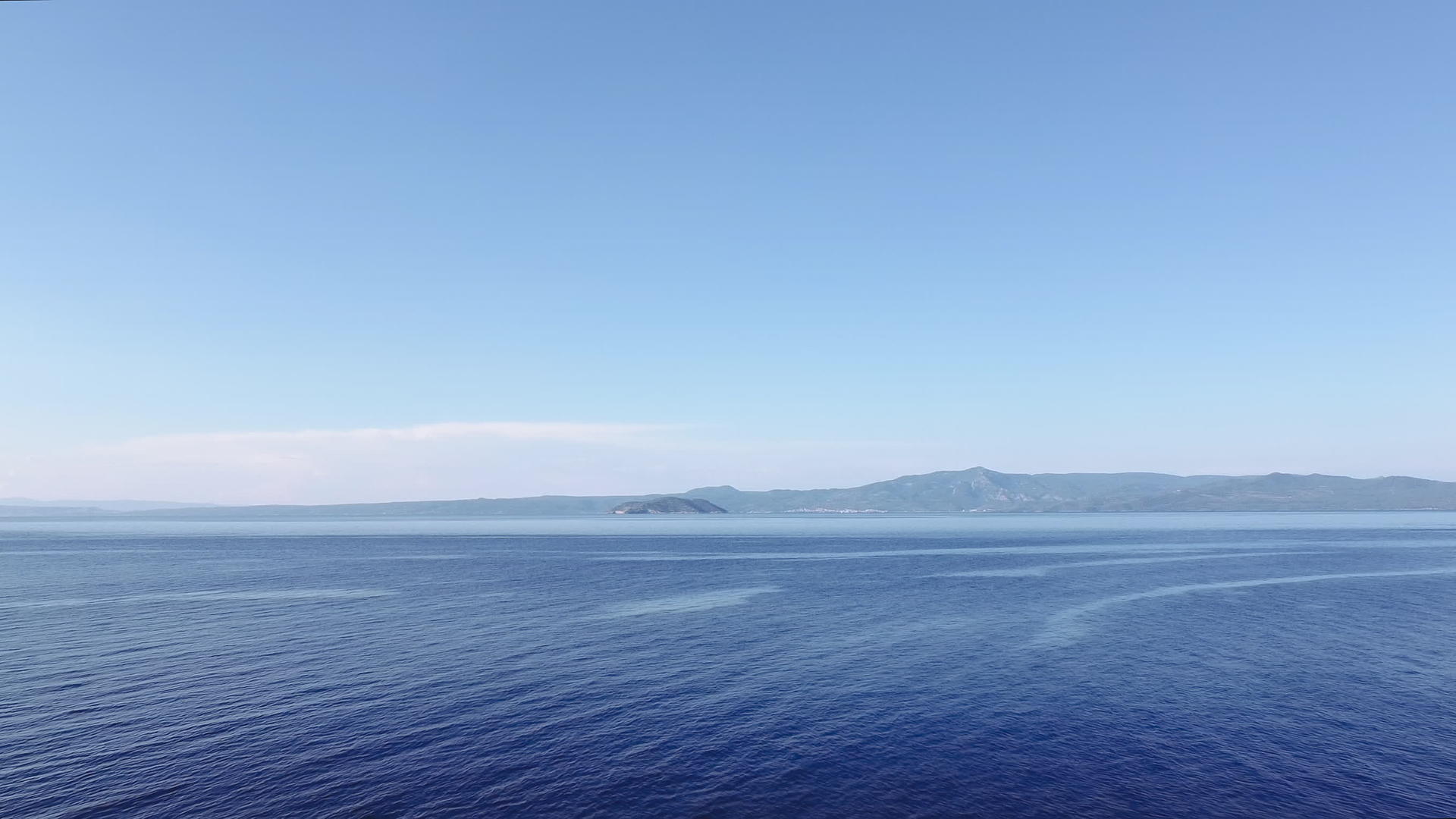 无人驾驶飞机在海平面上高空飞行视频的预览图
