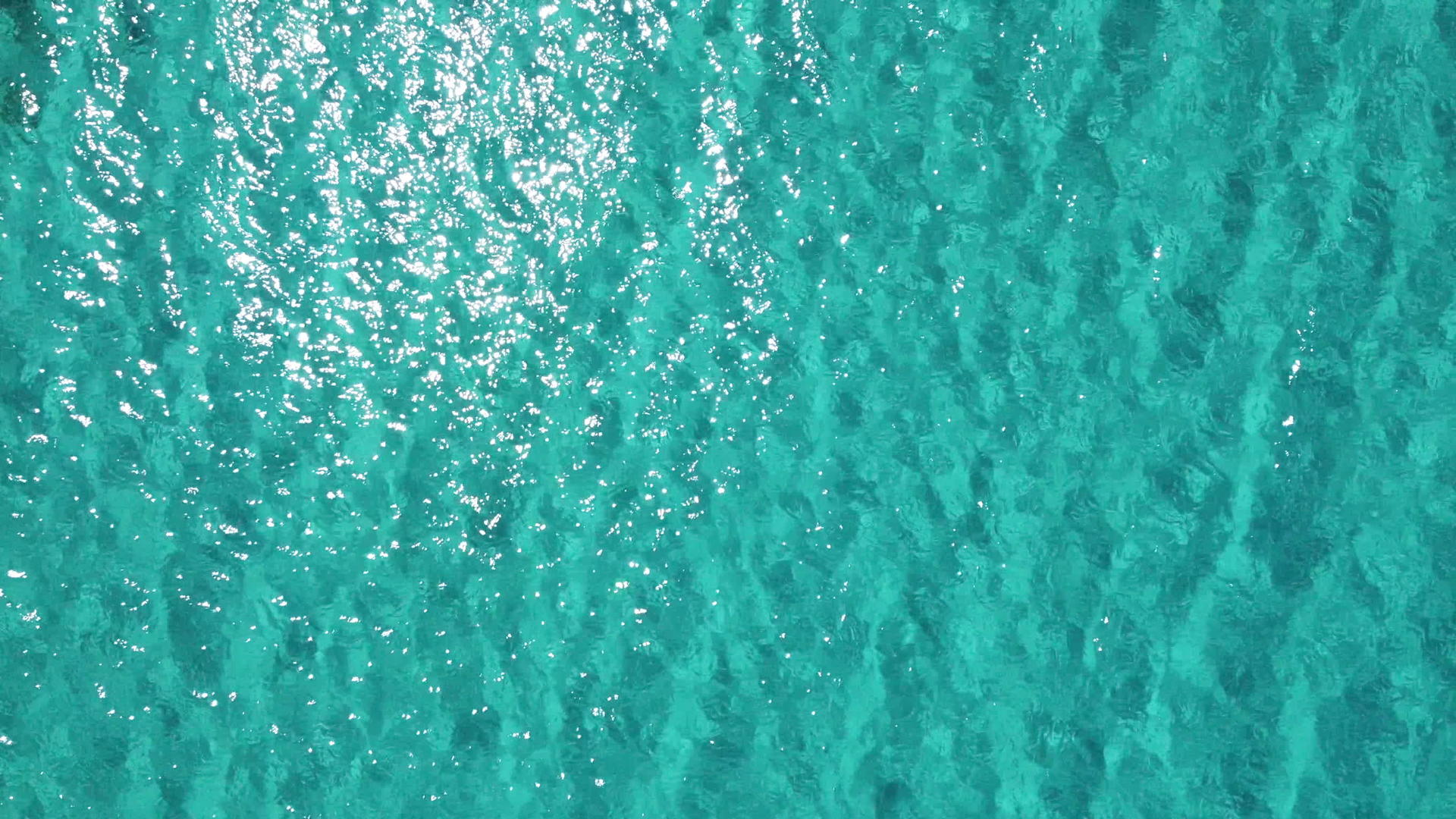 无人驾驶飞机低空飞越海平面视频的预览图