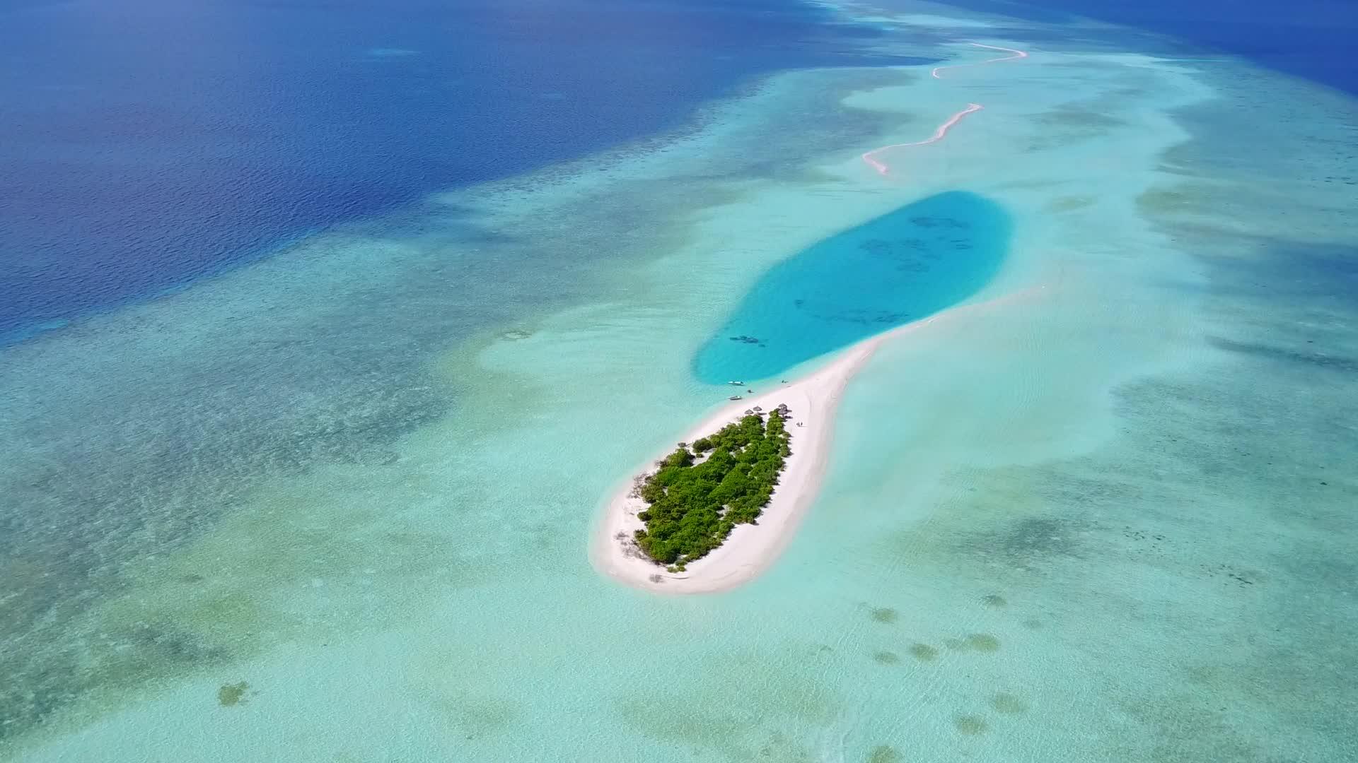干净的沙滩背景蓝色泻湖田园诗般的旅游海滩度假无人机视频的预览图