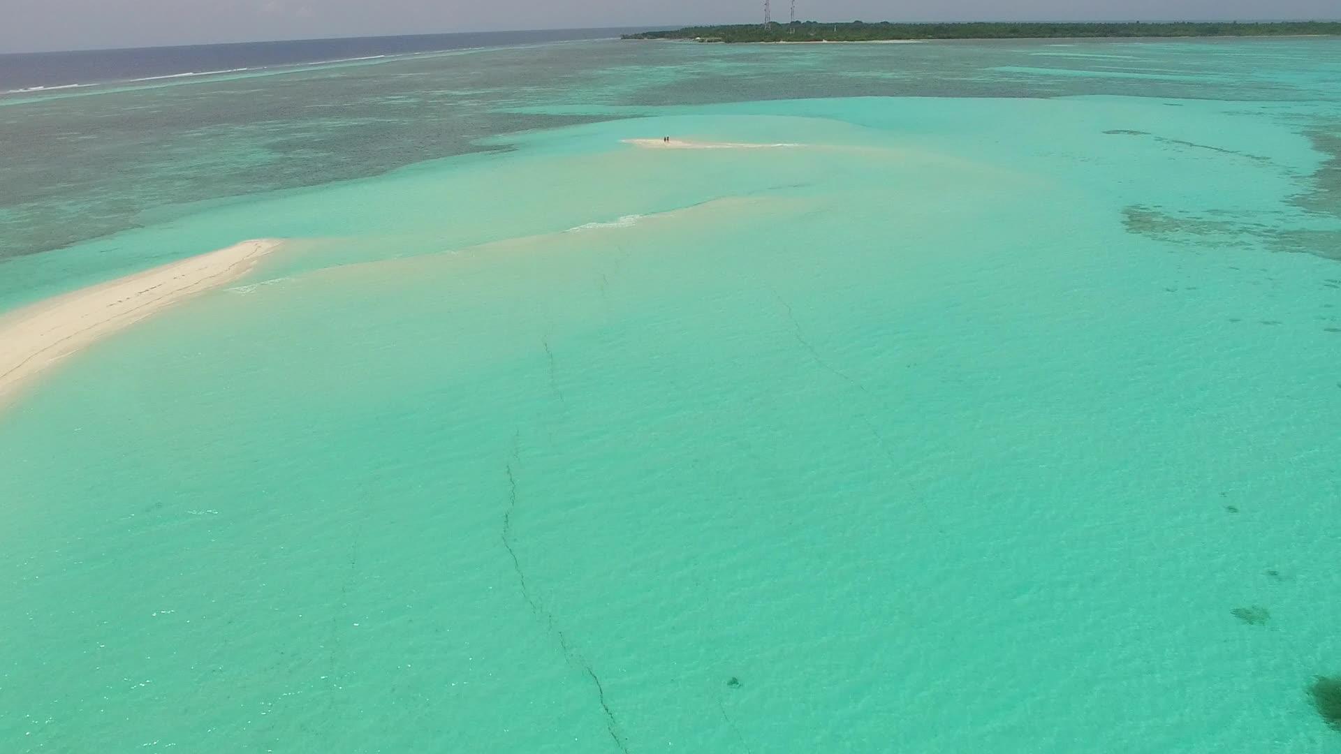 无人驾驶探索豪华岛屿海滩与蓝水和白色沙尘背景视频的预览图