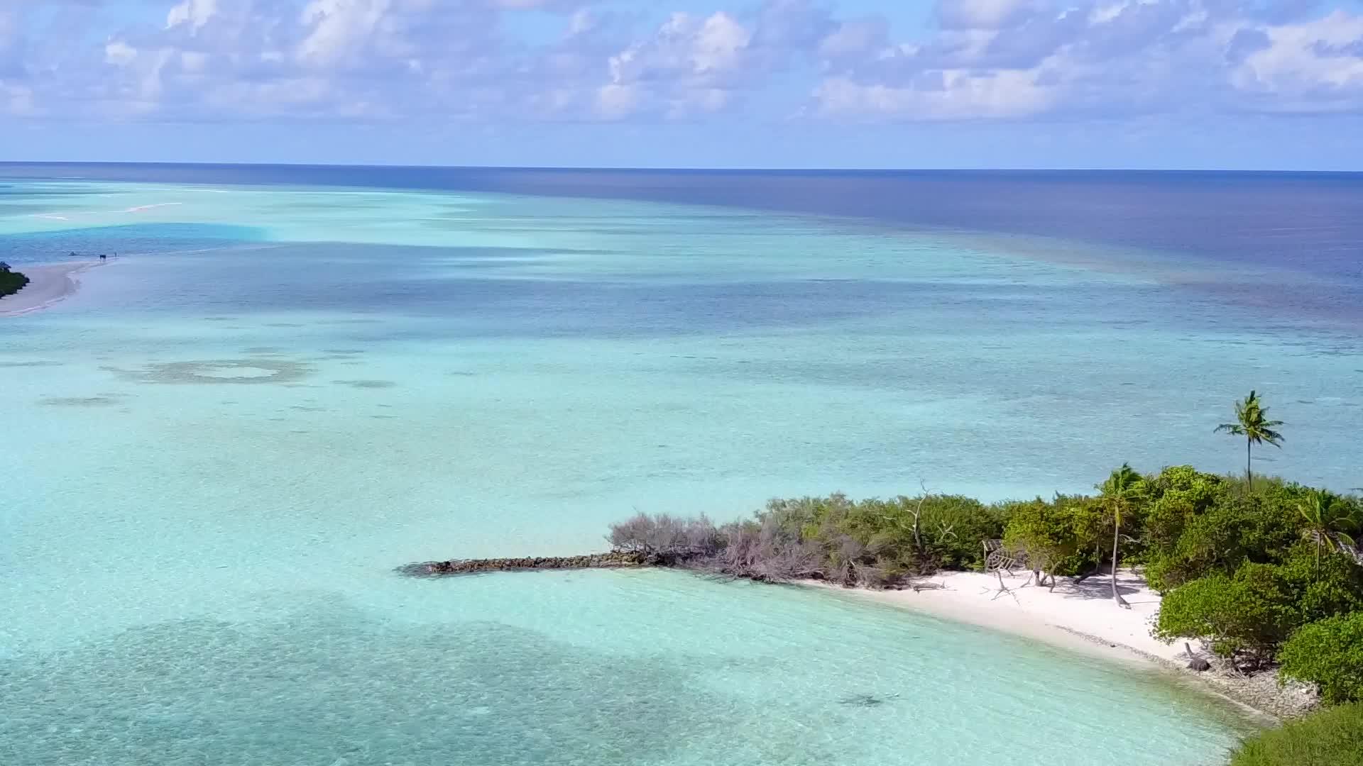 蓝海白沙背景美丽的泻湖海滩度假无人机空中全景视频的预览图