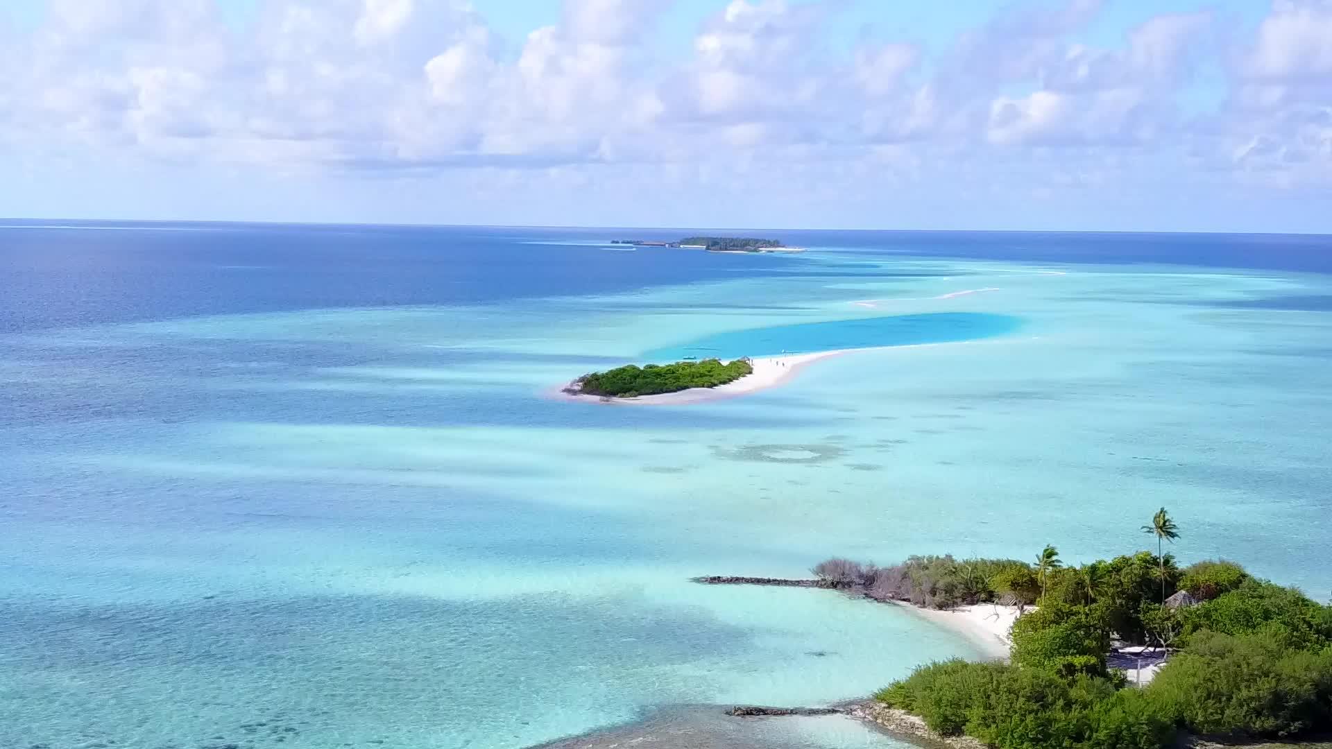 在蓝色海洋和白色海滩的背景下天堂度假村海滩旅游的空中景观视频的预览图