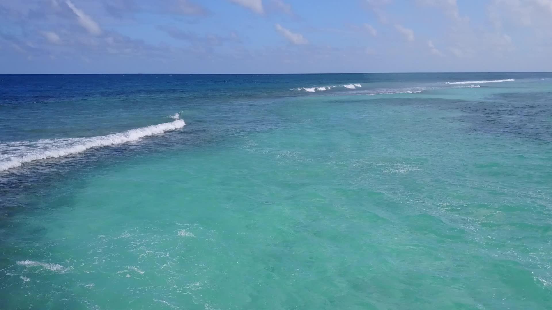 蓝用蓝绿水和清洁沙土背景的蓝绿水总结外国旅游视频的预览图