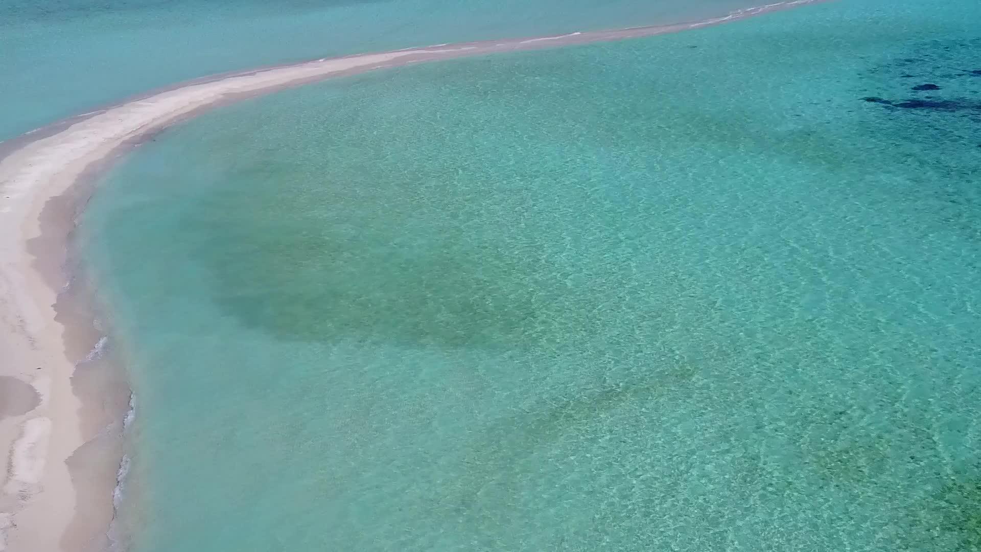 看看环礁湖海滩的完美生活方式背景清晰海洋和白色海滩视频的预览图