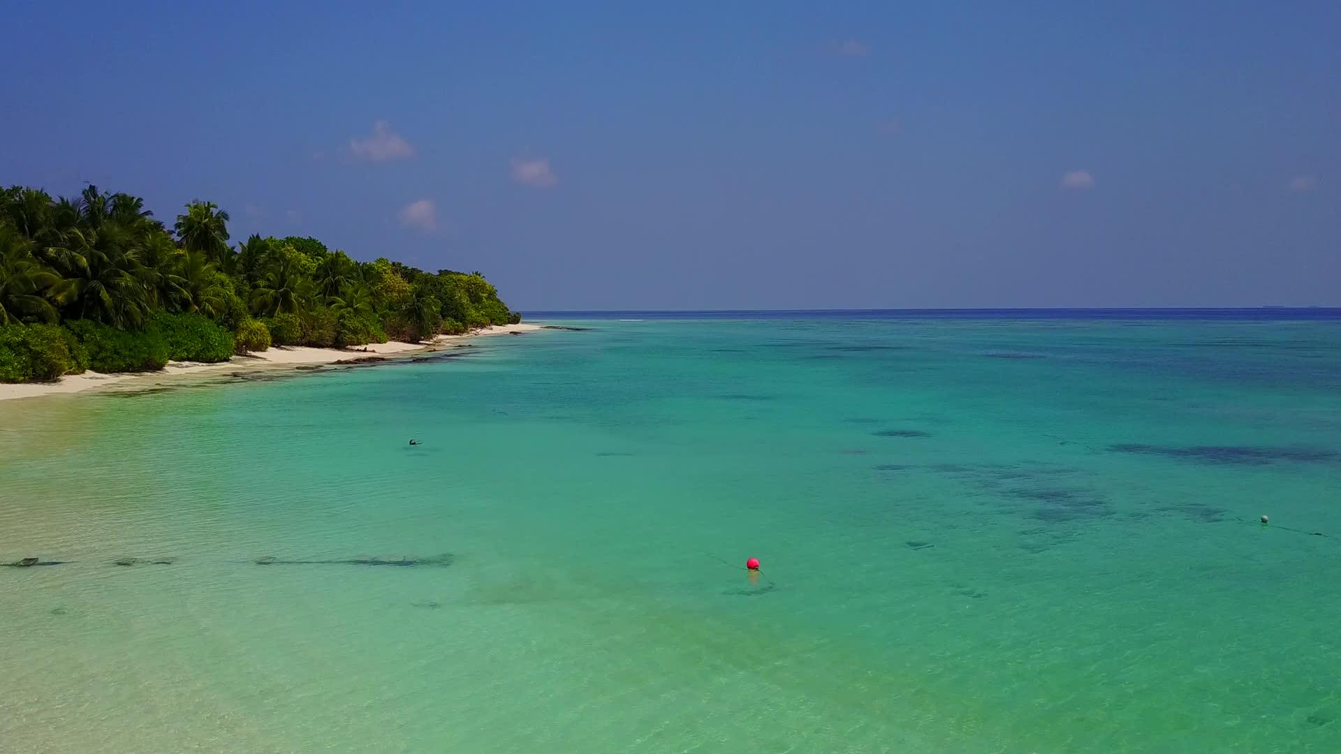 白沙背景蓝绿海豪华海滩之旅视频的预览图