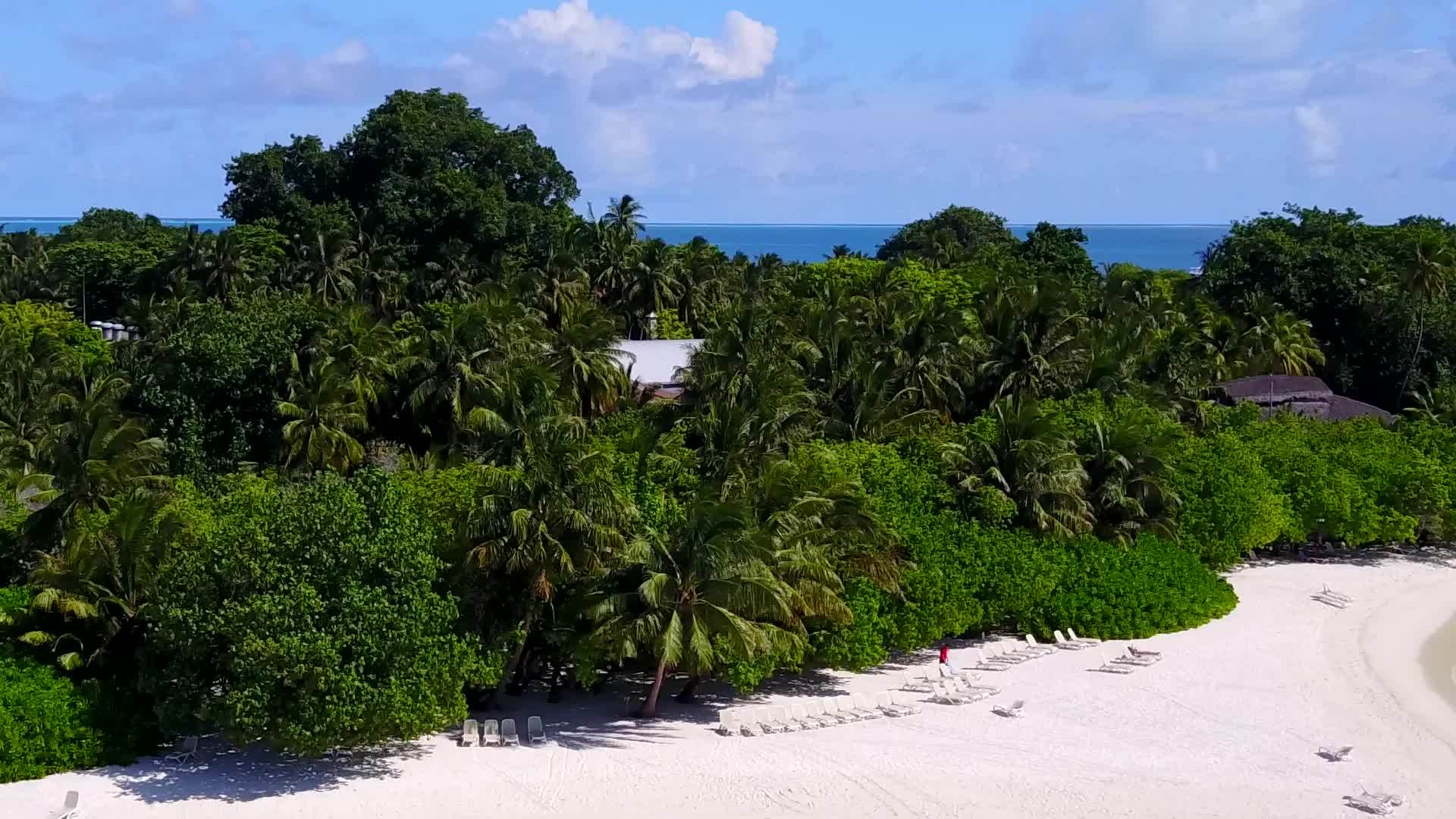 在浅水和清洁沙滩的背景下完美的洁的沙地背景视频的预览图