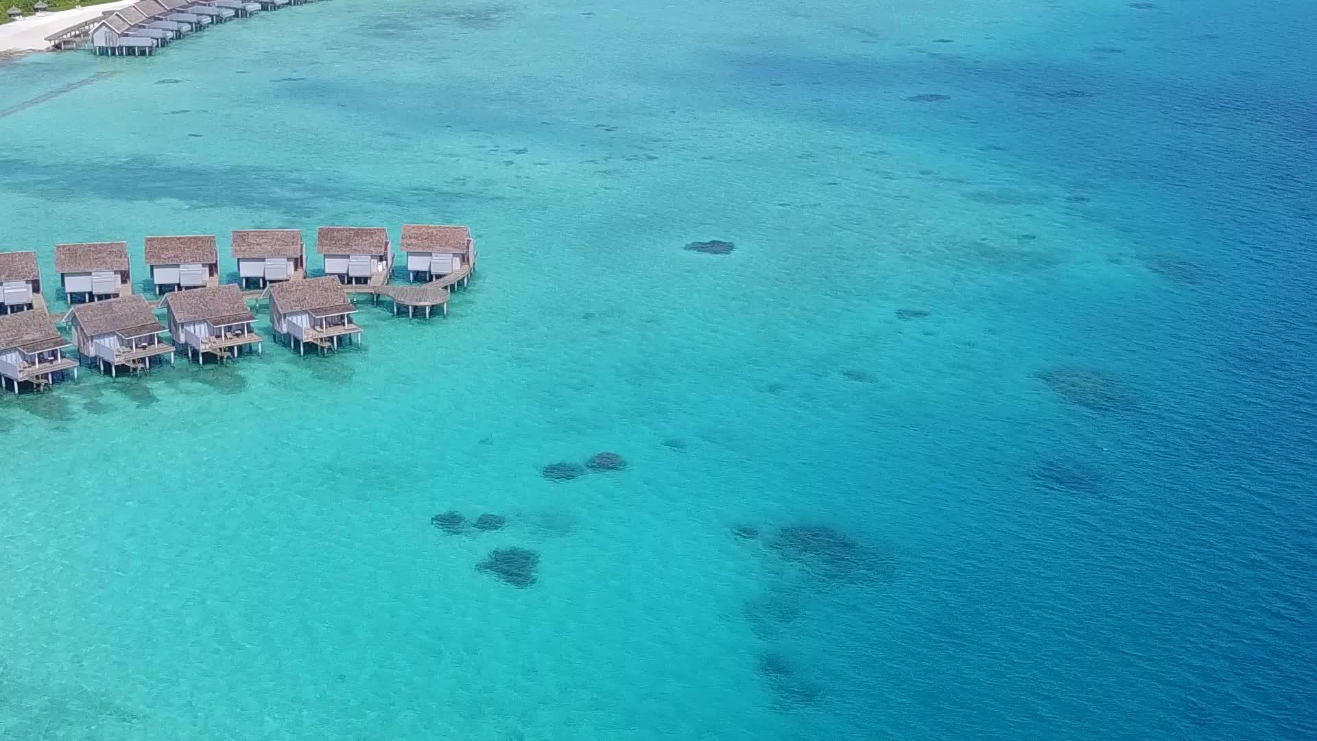 蓝绿色环礁湖白沙背景为热带海岸海滩时间景观视频的预览图