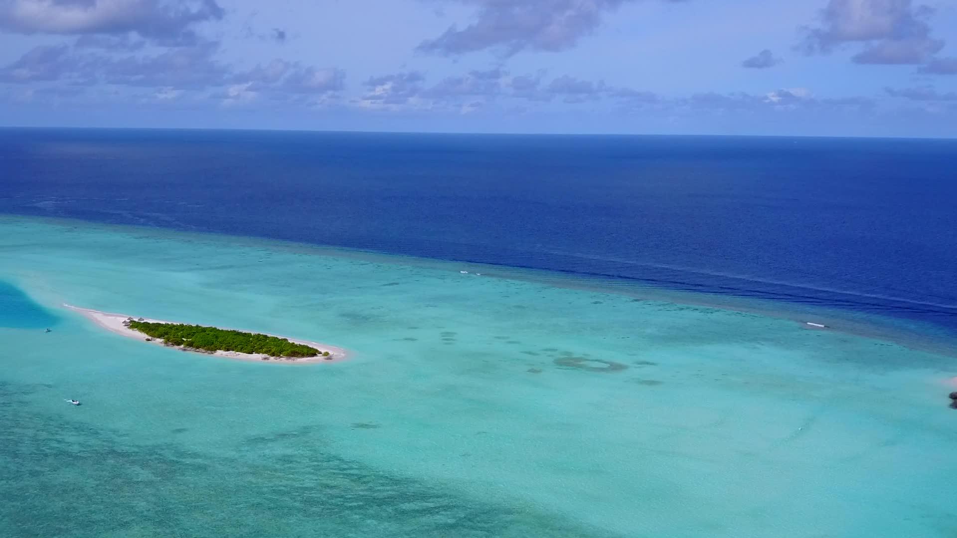 白沙背景蓝海豪华海滩航行无人机空中景观视频的预览图